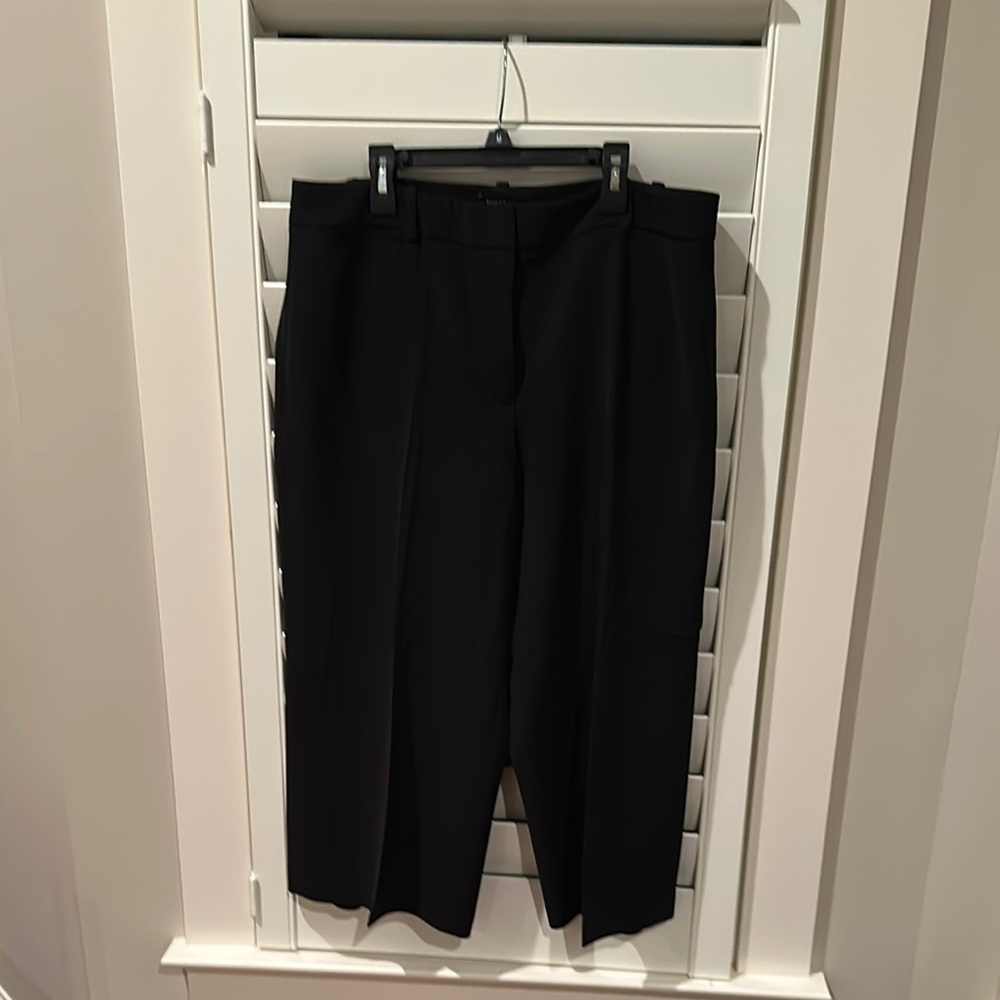 White House Black Market Women’s Black crop dressy pants. Sz l2R Like New!